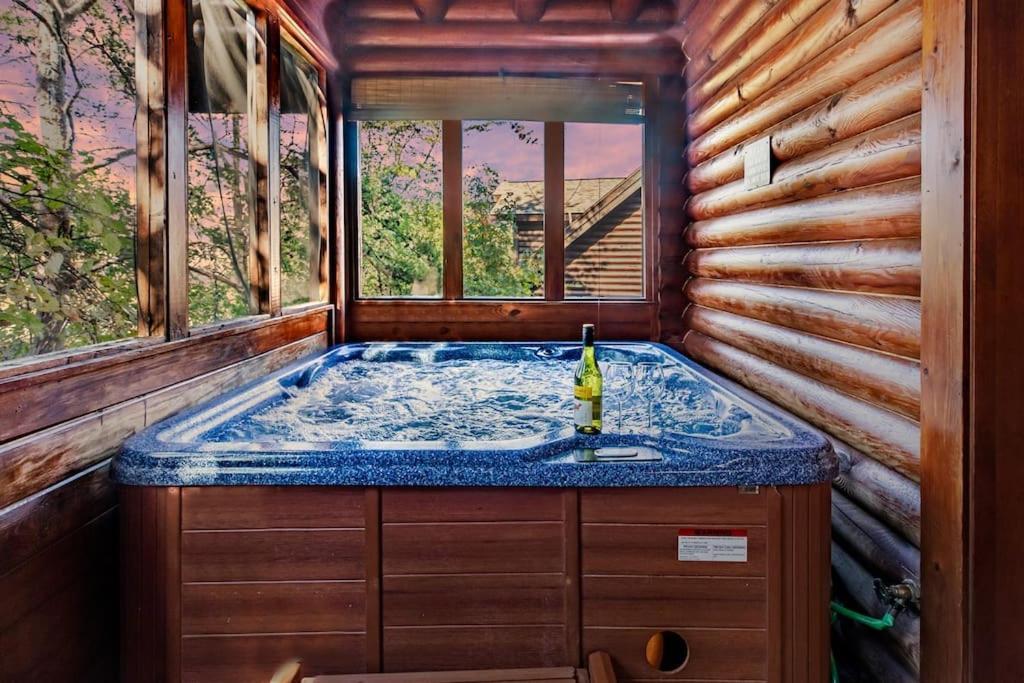 2 Miles From Dollywood Family Resort With Seasonal Outdoor Swimming Pool, Year Around Heated Indoor Swimming Pool, Townhome Style Cabin, Private Hot Tub, Arcade, Tv, Wifi, Kitchen With Refrigerator, Washer And Dryer Pigeon Forge Esterno foto